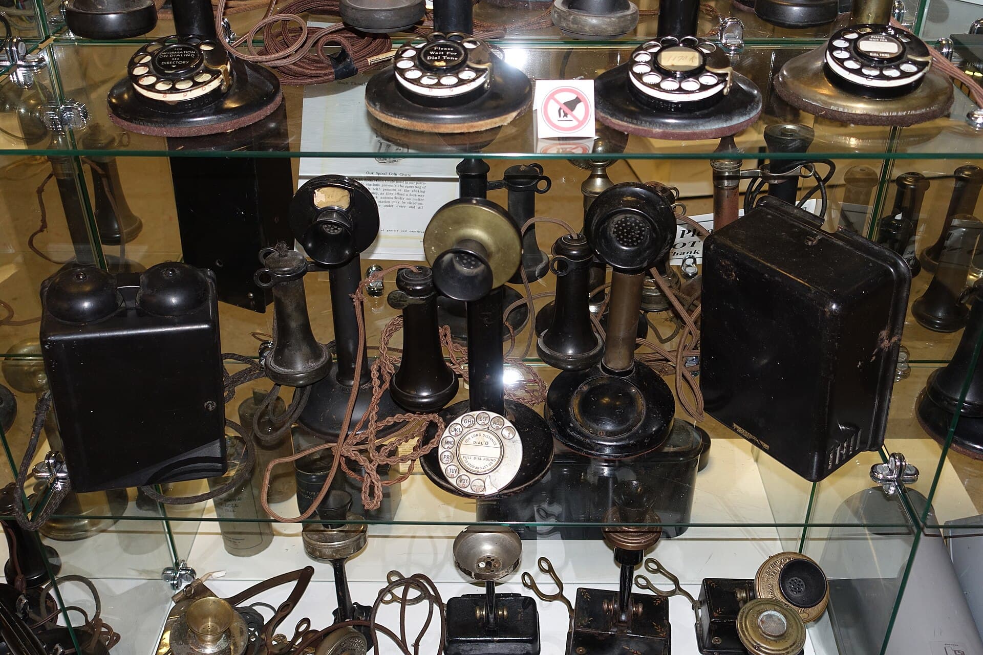 Teléfonos de candelero en un museo del teléfono